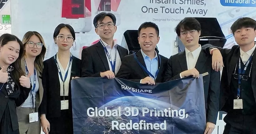 طابعة صغيرة ثلاثية الأبعاد لجانب الكرسي تعمل على ظهورها لأول مرة في الخارج ، مما يخلق إحساسًا في معرض الأسنان في كولونيا ، ألمانيا!